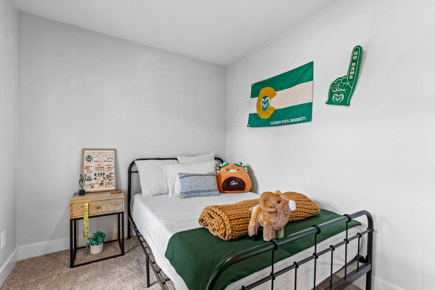 Model bedroom with plush carpeting